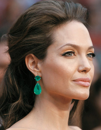 Angelina Jolie com esmeraldas