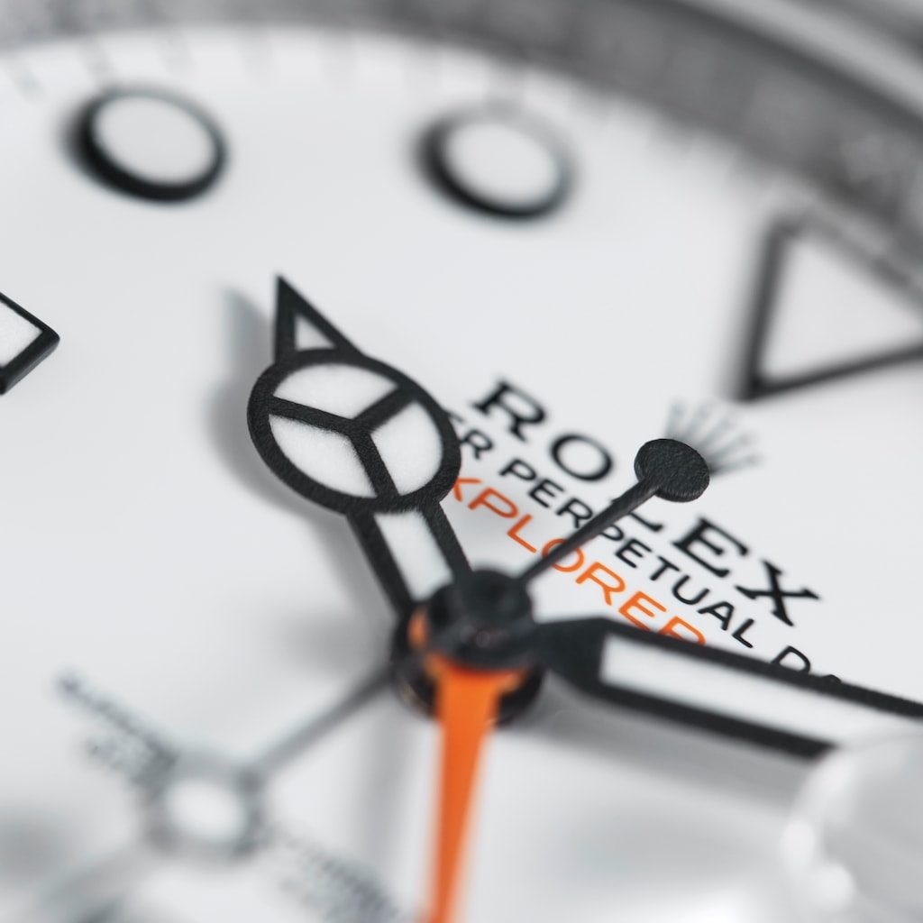 Recentemente, a Rolex apresentou a nova geração do Oyster Perpetual Explorer II. Criado para exploradores, o relógio técnico agora tem caixa Oyster de 42mm e pulseira redesenhada. Como resultado, equilíbrio visual e harmonia aprimoraram a peça. Esta, no entanto, continua fiel à sua herança estética. Isso, porque ele foi presentado pela primeira vez em 1971, tornando-se uma ferramenta para exploradores que enfrentam condições extremas. Com tela de 24 horas, o modelo permite distinguir horas diurnas de noturnas. O recurso é útil para o subsolo ou regiões polares, por exemplo, que ficam meses em escuridão. A exibição de 24 horas também pode ser usada para mostrar um segundo fuso horário. Caixa e pulseira Robusta, a caixa Oyster de 42 mm do novo Explorer II é à prova d'água até uma profundidade de 100 metros. Já a caixa do meio é feita a partir de um bloco sólido de Oystersteel, resistente à corrosão. Seu fundo é parafusado e fechado com uma ferramenta especial. Como resultado, apenas os relojoeiros Rolex têm acesso ao movimento. Além disso, a coroa Twinlock é munida de um sistema de dupla estanqueidade, preso de forma segura à caixa. Sobretudo, o cristal é feito de safira e, portanto, praticamente à prova de arranhões. Como se não bastasse, tem uma lente Cyclops às 3 horas para facilitar a leitura da data. No mostrador em laca branca ganham destaque os marcadores de horas e ponteiros em laca preta matte. Já o ponteiro de 24 horas mantém a tonalidade laranja, cor que aparece no Explorer II desde 2011.